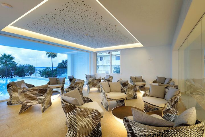 Lounge 168 of 187