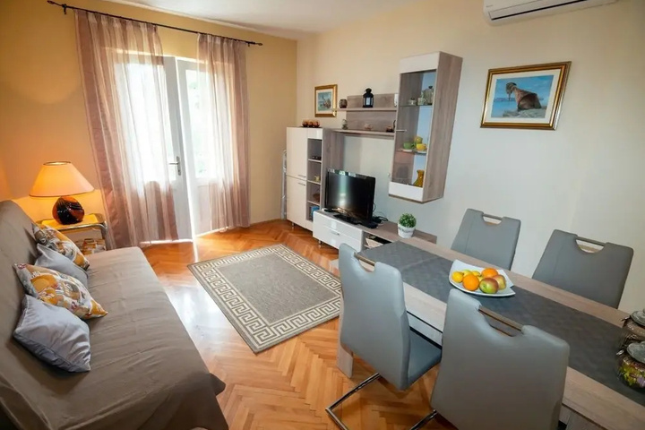 Room 2 of 18