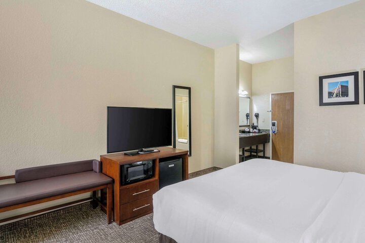 1 King Bed (9 of 9)