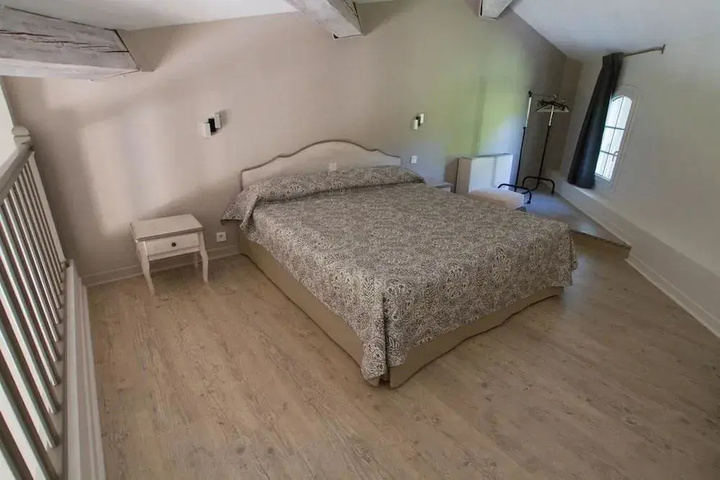 Room 4 of 11