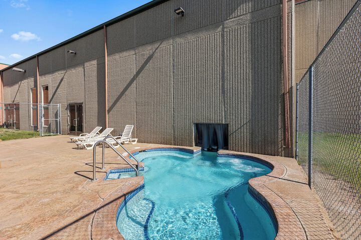 Indoor/outdoor pool