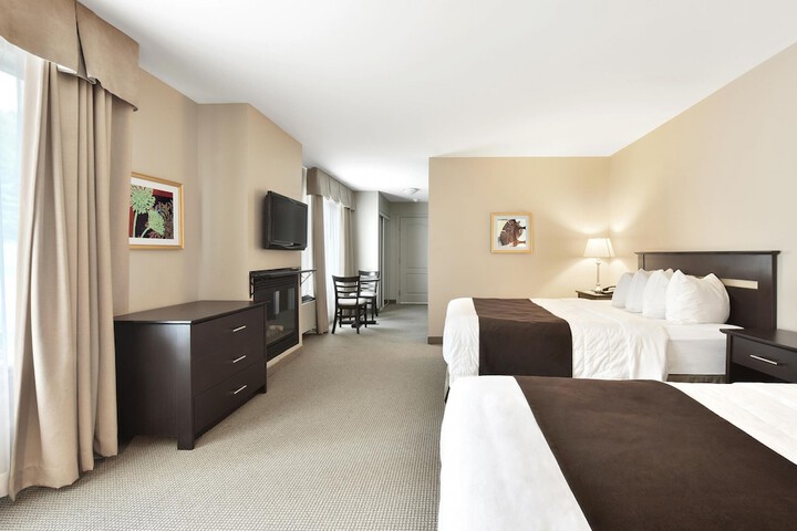 1 Queen Bed (8 of 8)