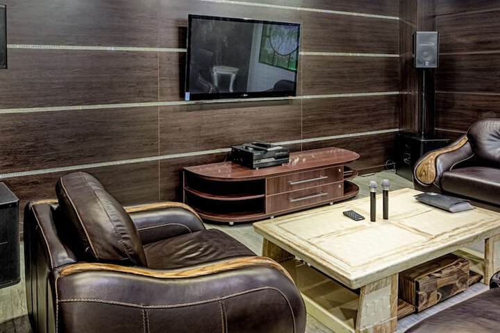 Lounge 113 of 137