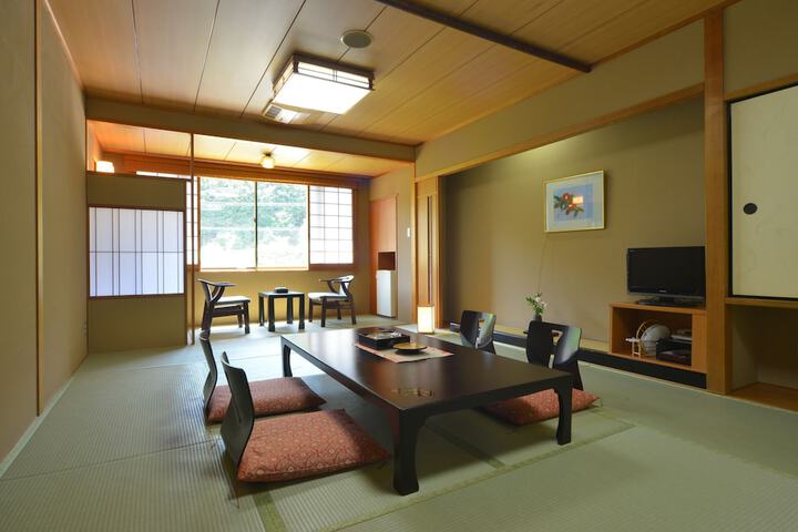 Room 4 of 7