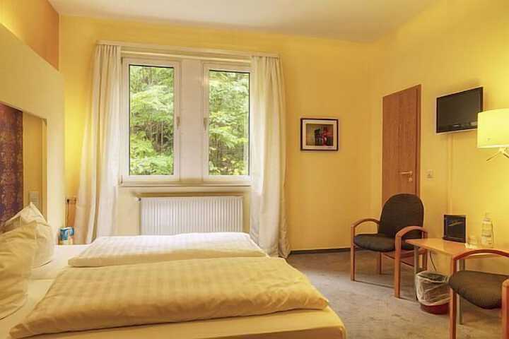 Room 17 of 33