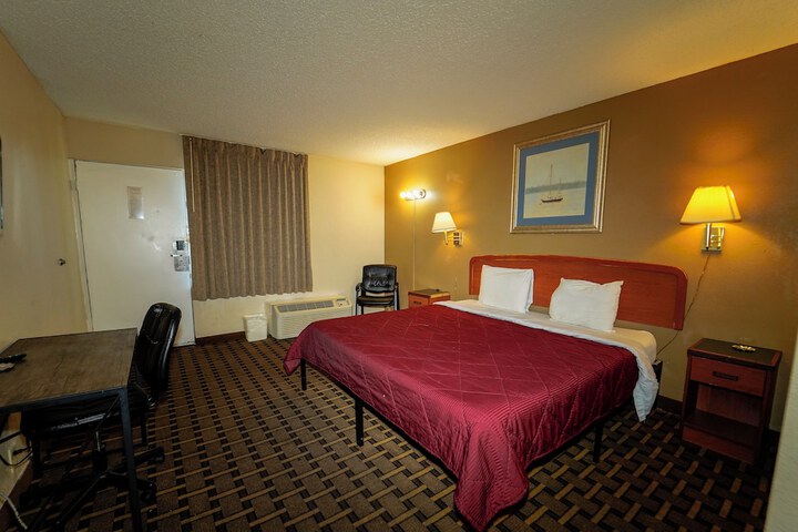 1 Queen Bed (4 of 7)