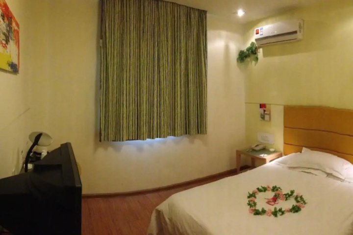 Room 6 of 12