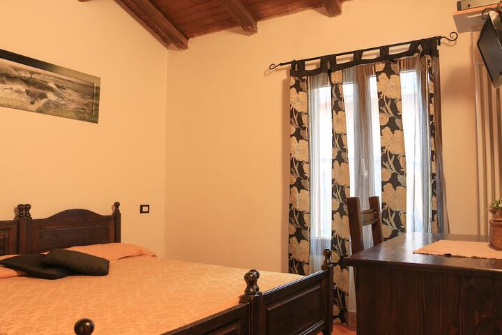 Room 6 of 12