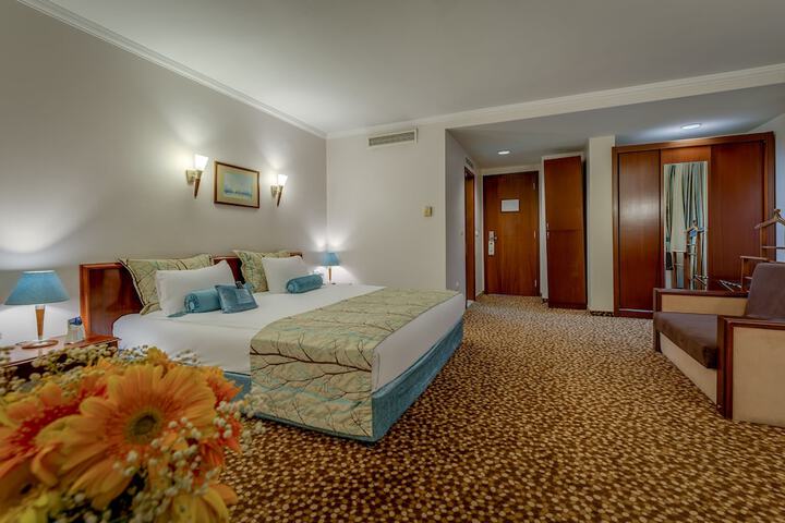 Room 9 of 107
