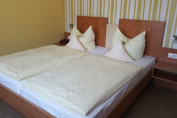 Room 5 of 32