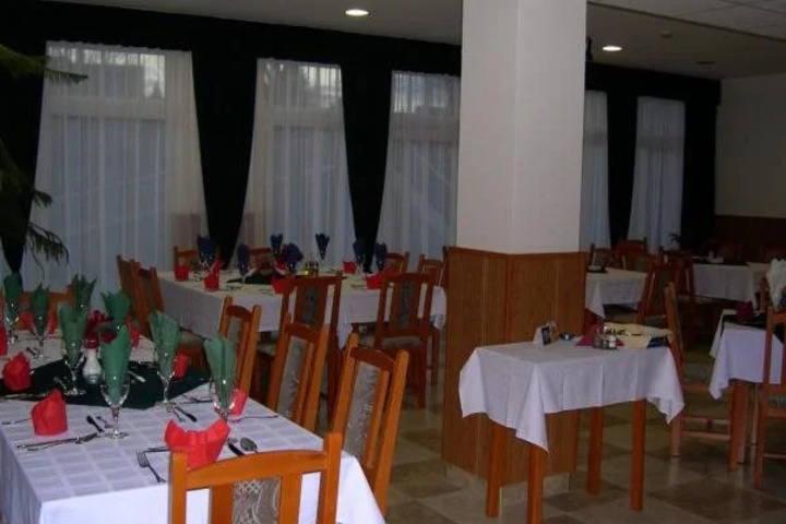 Dining 16 of 21