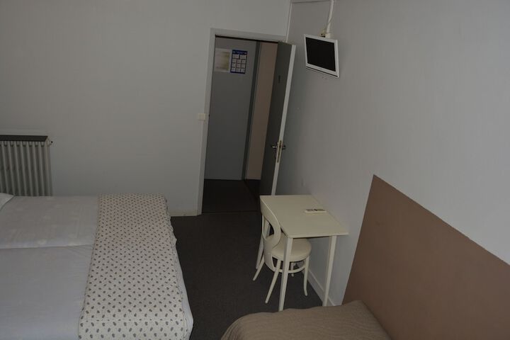 Room 6 of 18
