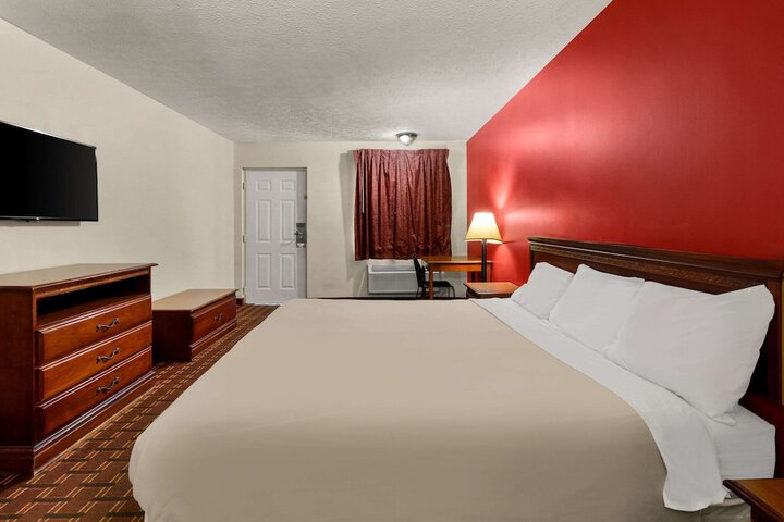 1 King Bed (6 of 17)