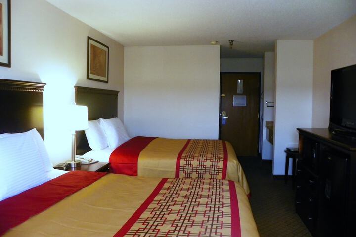 2 Queen Beds (1 of 5)
