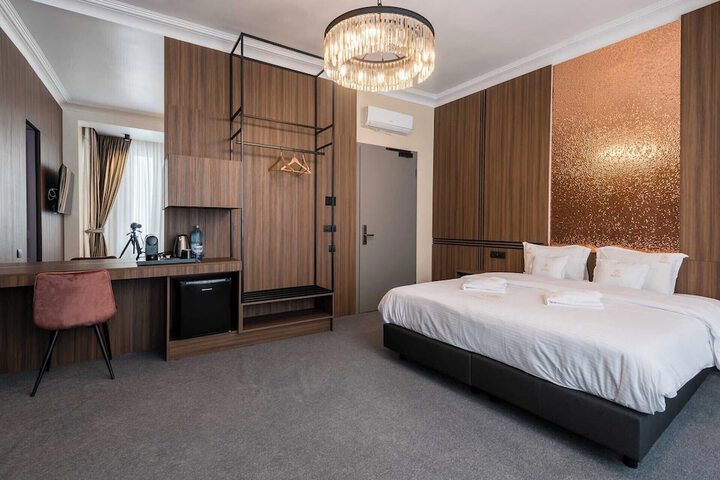 Room 112 of 208