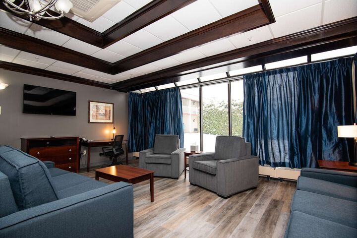 1 King Bed Accessible (41 of 54)