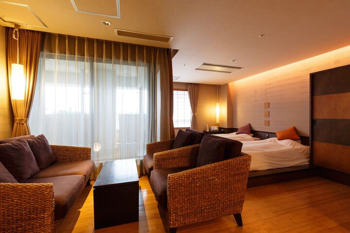 Room 10 of 93