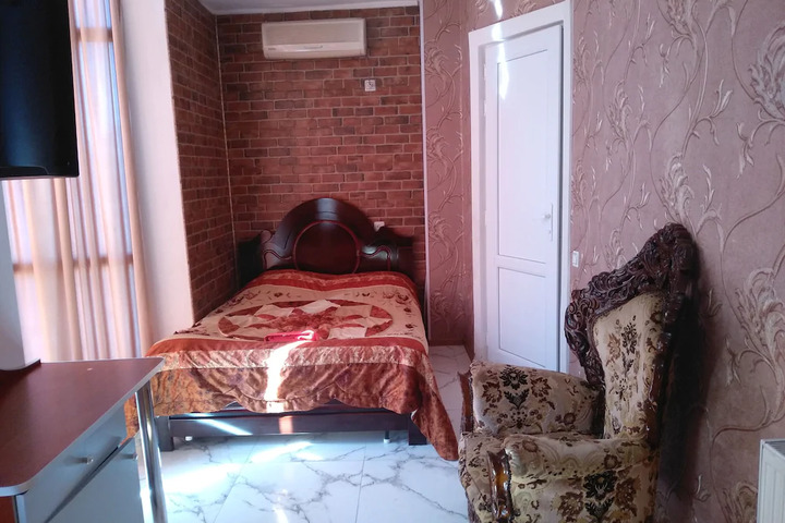 Room 2 of 10