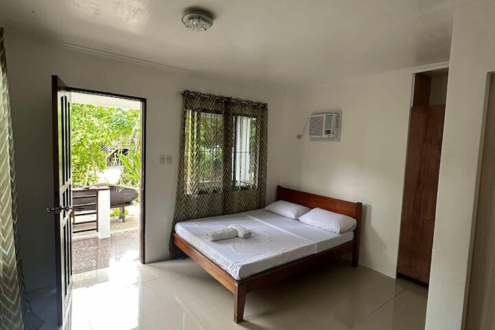 Room 4 of 28