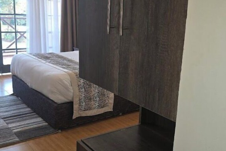 Room 3 of 76