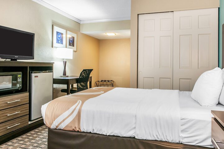 1 Queen Bed (8 of 8)