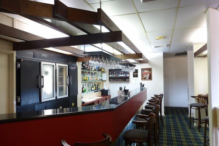 Lounge 33 of 36