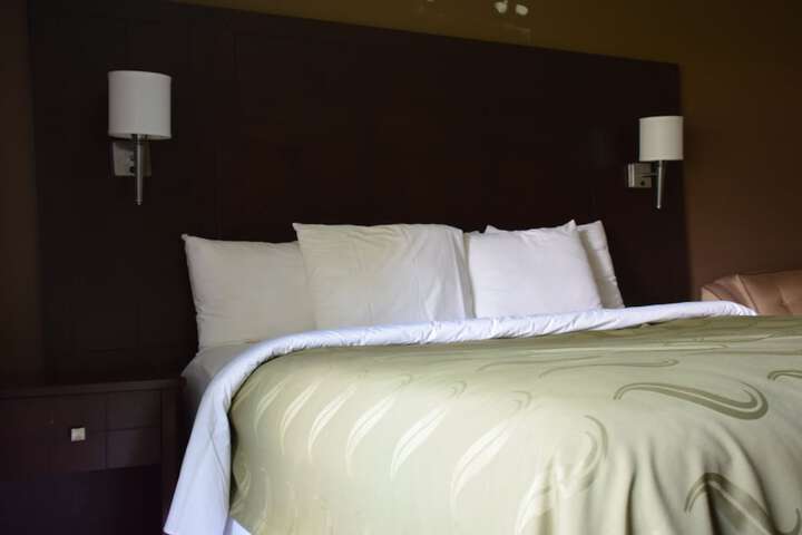 1 Queen Bed (13 of 16)