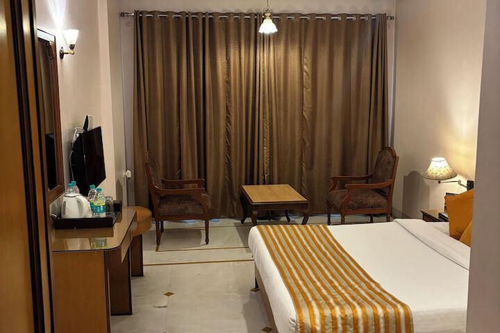 Room 4 of 73