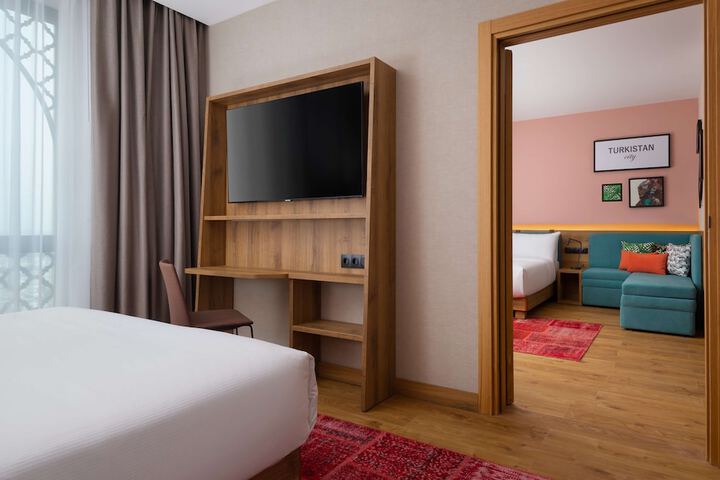 Room 10 of 38