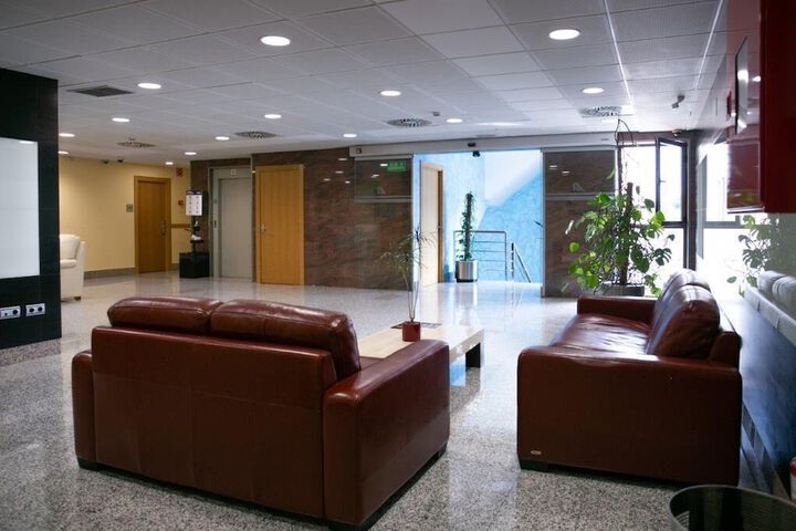 Lounge 27 of 38