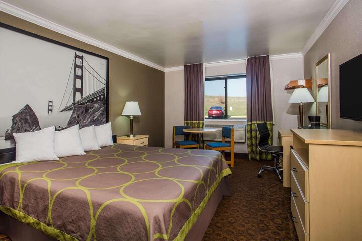 1 King Bed (2 of 6)