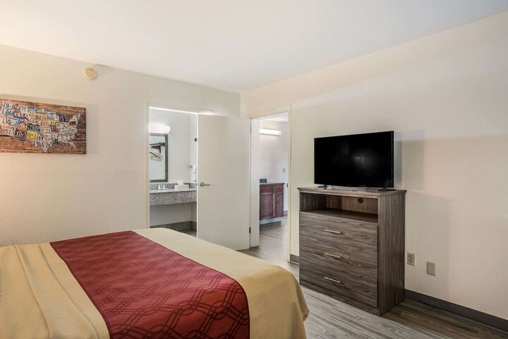 1 King Bed (17 of 25)