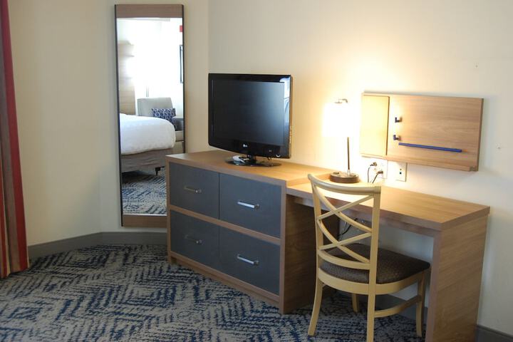 Queen Bed Accessible (11 of 32)