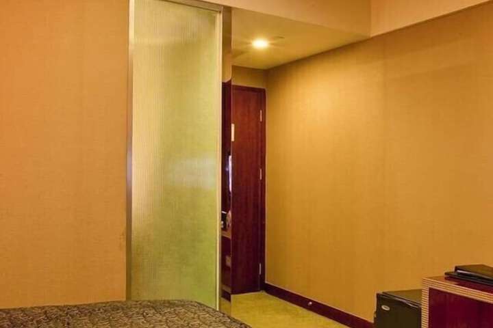 Room 13 of 17