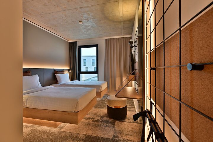 Room 3 of 87