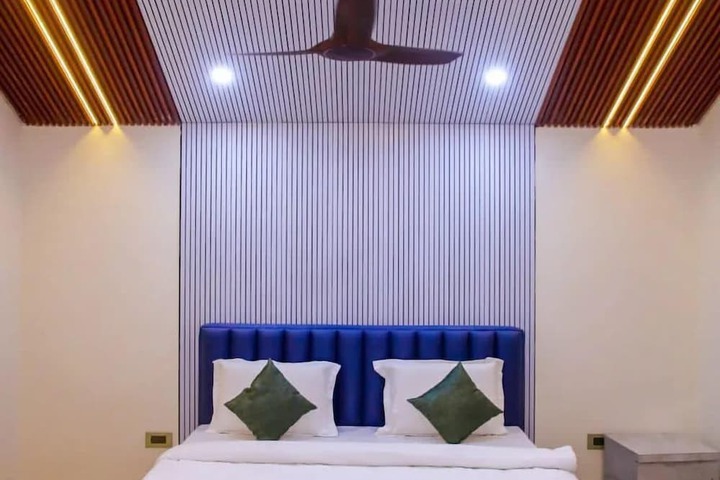 Room 4 of 8