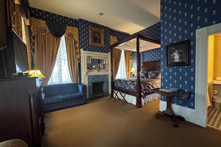 Room 30 of 142