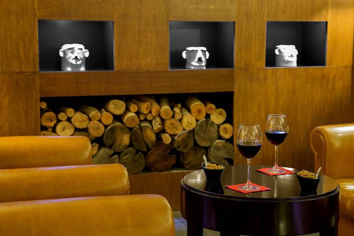 Lounge 28 of 33