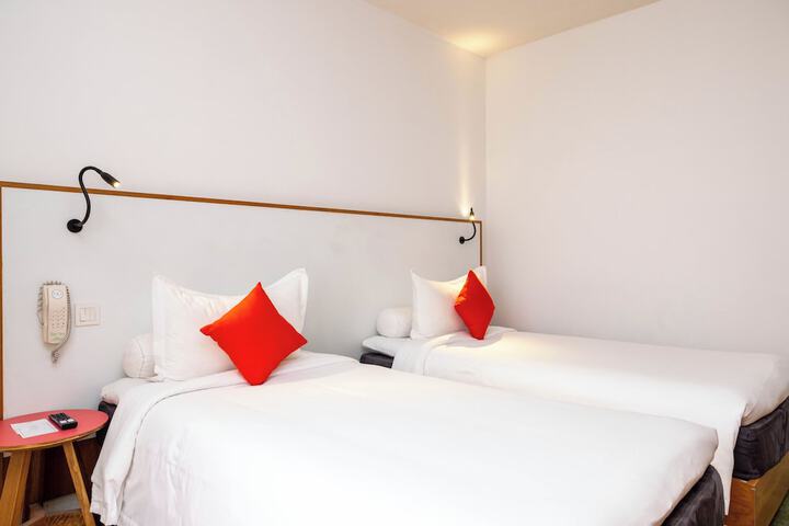 Room 12 of 28