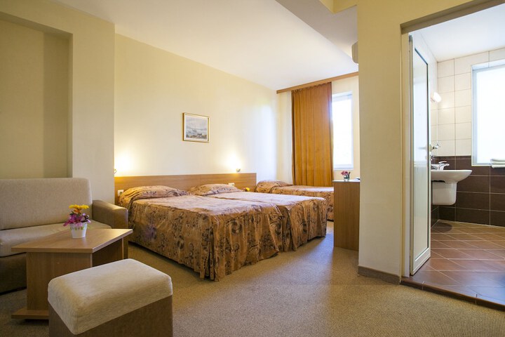 Room 4 of 8