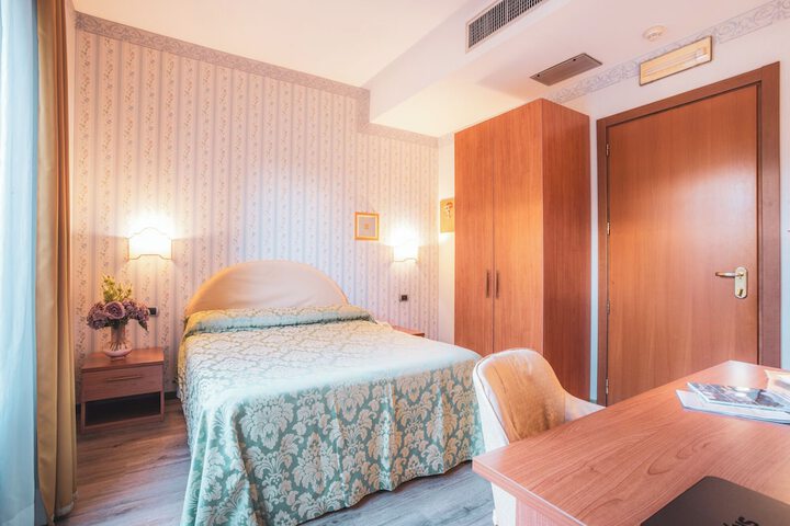 Room 3 of 38