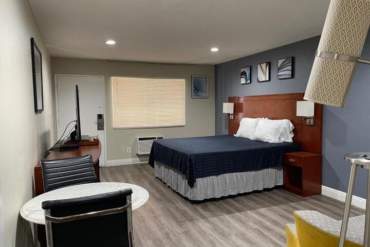 Standard | King Bed (4 of 8)