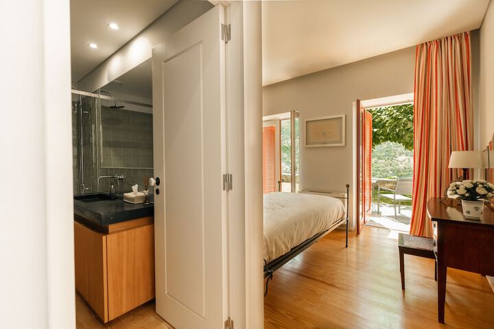 Room 4 of 52