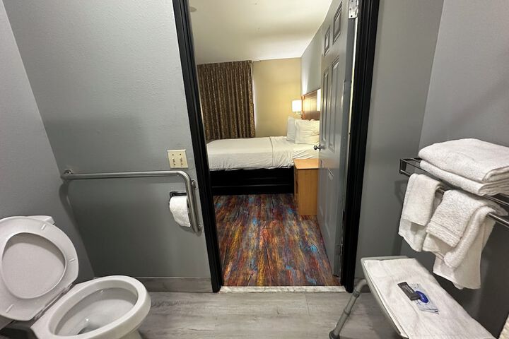 1 Queen Bed (6 of 30)