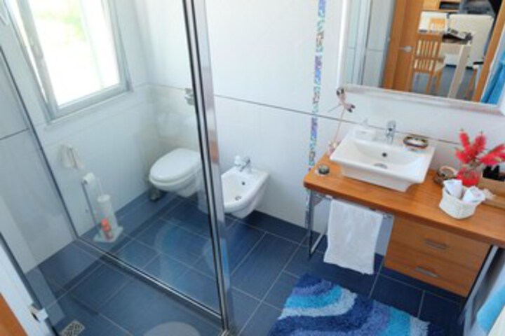 Room 12 of 100