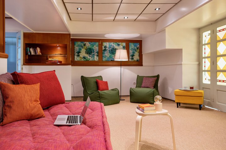Lounge 36 of 48