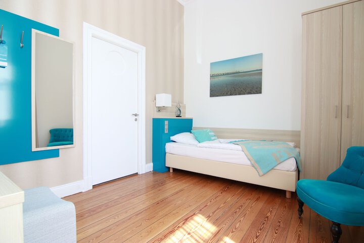 Room 18 of 106