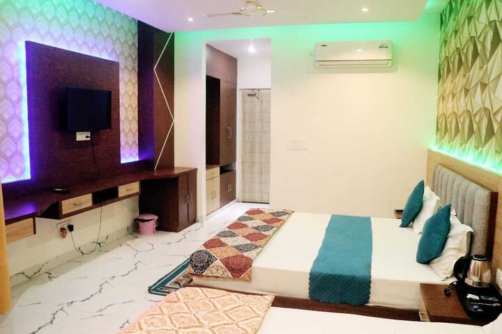 Room 12 of 36