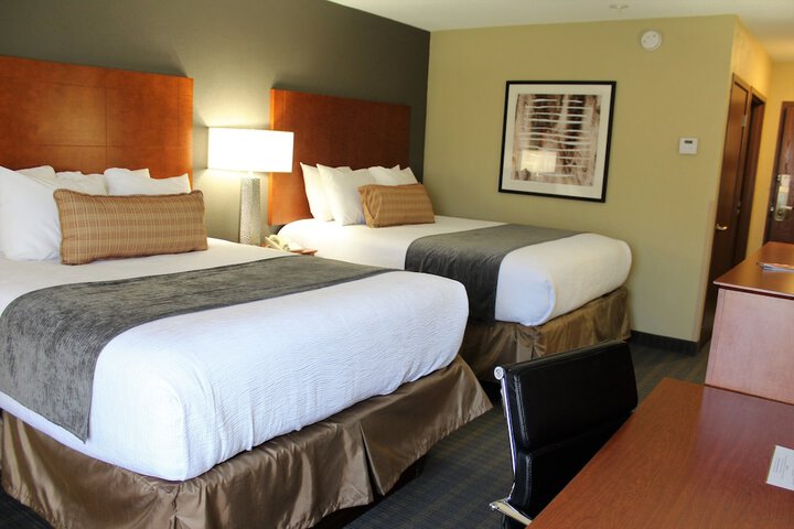2 Queen Beds Microwave and Refrigerator Full Breakfast (6 of 10)