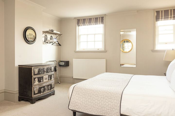 Room 10 of 33
